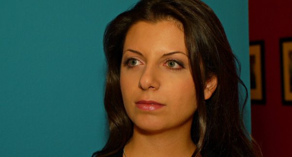 Подбросили: Лена Миро обвинила Симоньян во лжи про iPhone