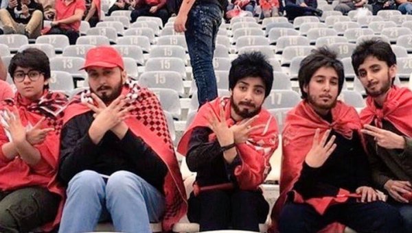 Иранские женщины, переодевшись в мужчин, прошли на футбольный матч