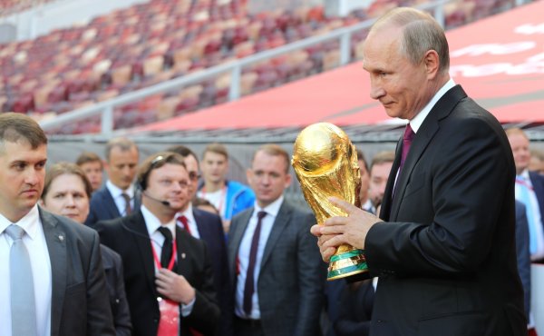Во Владивосток привезли кубок чемпионата мира по футболу