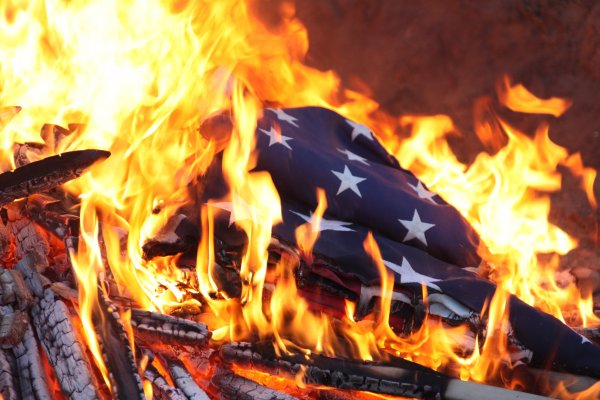 В Иране депутаты сожгли флаг США после решения Трампа о санкциях