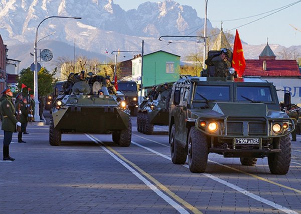 Парад в Севастополе запомнился танками Т-34 и ЗРК С-400 «Триумф»