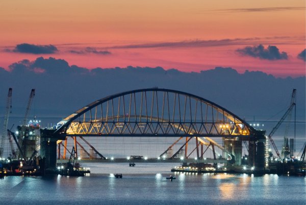 Взорвать или оставить себе: Украина решает, что делать с Крымским мостом