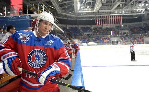 В Сочи Путин принял участие в хоккейном поединке