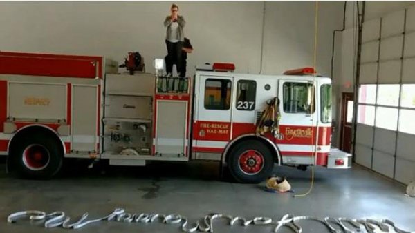 Пожарный сделал оригинальное предложение девушке с помощью шланга