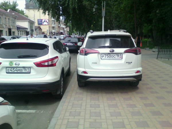 «Все можно»: В Ростове-на-Дону машины с правительственными номерами паркуются на тротуаре
