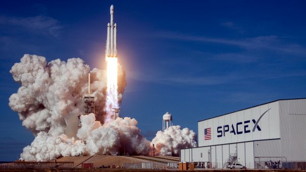 Запуск ракеты-носителя Falcon 9 внезапно отменили