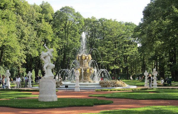 Петербургские парфюмеры создадут в Летнем саду фонтан духов