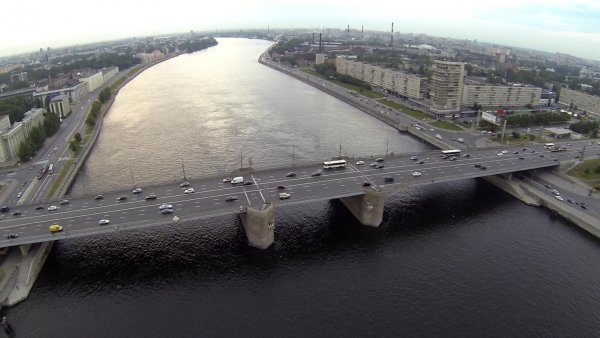Жители Купчино с помощью мемов просят Медведева отремонтировать мост