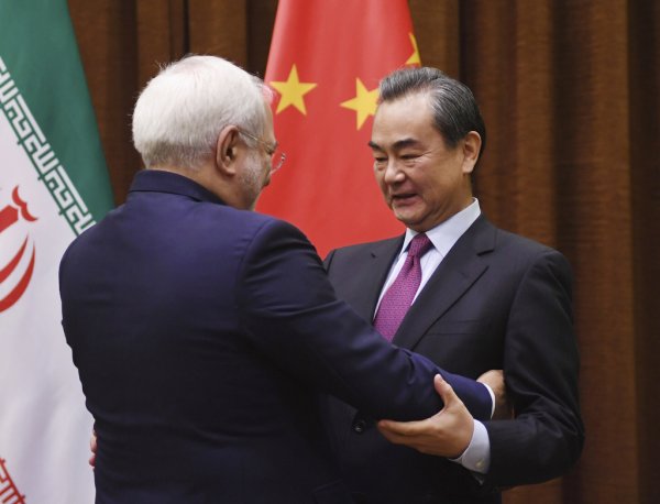 Главы МИД Китая и Ирана обговорили ядерную сделку