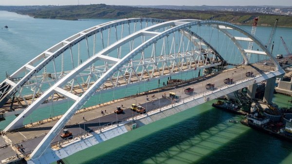 Тестовый проезд машин по Крымскому мосту попал на видео
