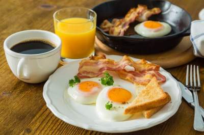 Диетологи развеяли популярный миф о пользе завтрака
