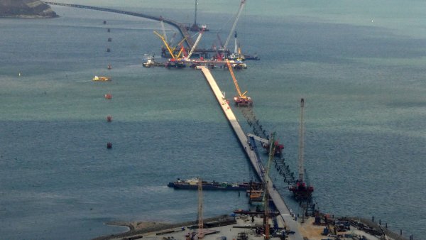 Стоят все: Перед Крымским мостом уже образовалась 5-километровая пробка