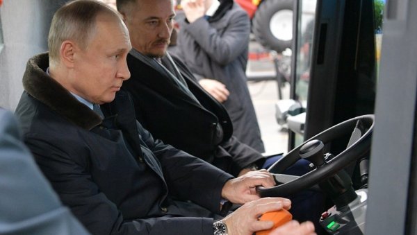 Крымский мост открыт: Владимир Путин сел за руль 