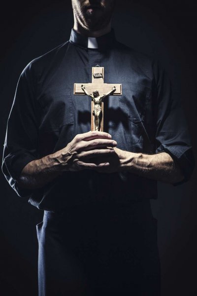 В Сети шокированы действиями жестокого священника при крещении младенца