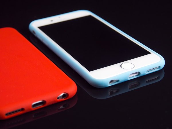 Новый iPhone сможет определять владельца по венам на лице