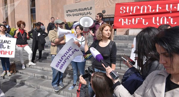В Ереване демонстранты взяли штурмом здание местной администрации