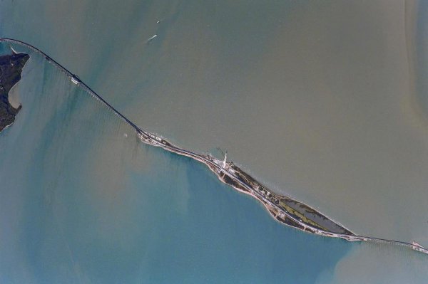 Космонавт МКС показал свежие фото Крымского моста из космоса