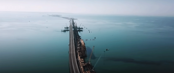 Потрясающее зрелище: Крымский мост сняли на камеру с высоты птичьего полета