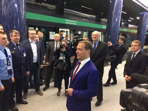 Медведев в Петербурге спустился на станцию метро «Новокрестовская»