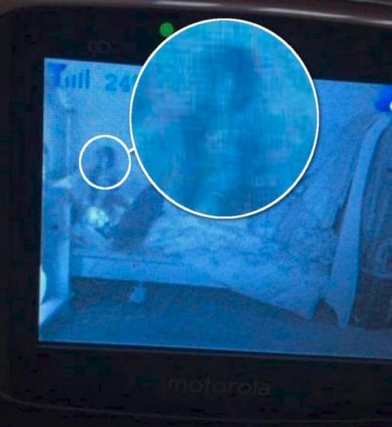 В Британии родители сняли на камеру призрака, общающегося с их дочерью