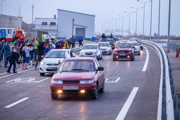 Жители Керчи вызывают такси ради проезда по Крымскому мосту