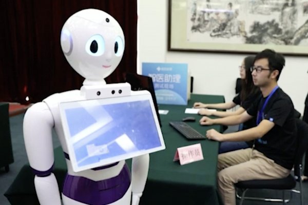 iPad-робот с дипломом: Устройство закончило школу вместо своей хозяйки
