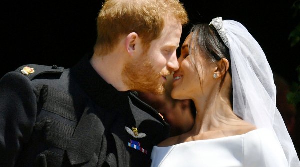 Интернет умилился первым супружеским поцелуем Меган Маркл и принца Гарри