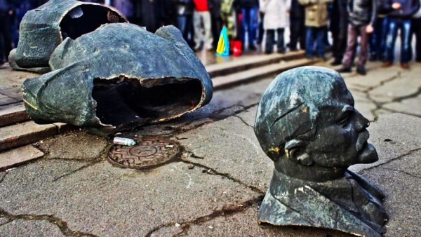 Порошенко объявил о демонтаже 1500 памятников Ленину в Украине