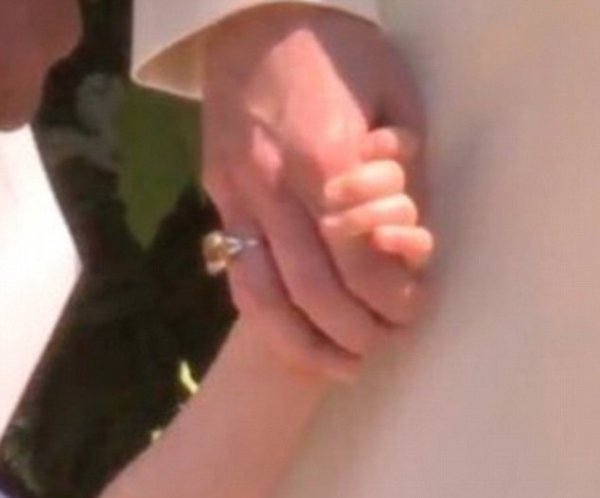 На свадьбу с новым кольцом: Кейт Миддлтон засветила новое ювелирное украшение