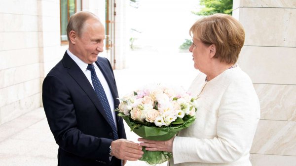 Bild считает оскорблением подаренный Путиным Меркель букет цветов
