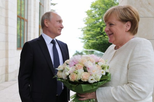 Яровая дала комментарий об «оскорбительном» букете Путина для Меркель