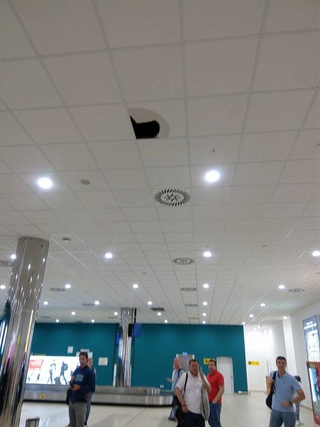 Плитка упала с потолка в новом терминале аэропорта в Волгограде