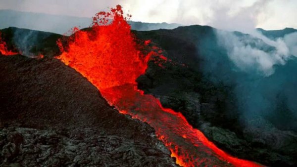 Поток лавы на Гавайях приблизился к геотермальной электростанции