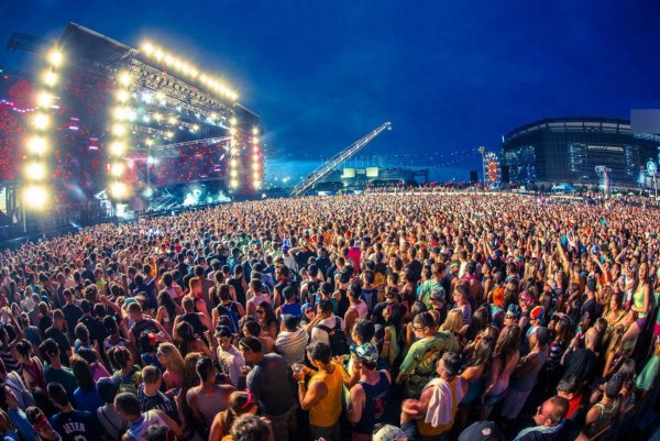 На британских музыкальных фестивалях снова боятся кори