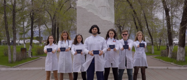 Студенты-медики из Красноярска создали пародию на клип «Цвет настроения синий»