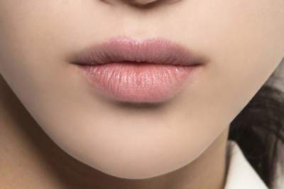 Медики рассказали, почему трескаются губы и как этого избежать