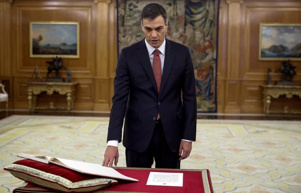 Новый премьер-министр Испании отказался присягать на библии и потребовал конституцию