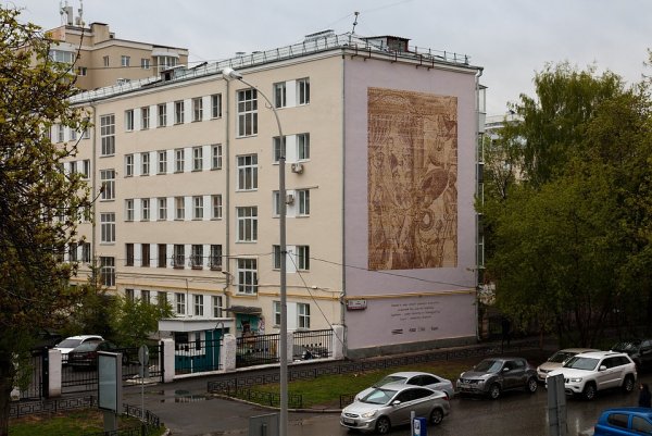 Робот-принтер украсил здание в Екатеринбурге уникальным стрит-артом
