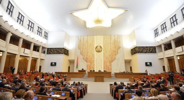 КГБ Беларуси задержал нескольких высокопоставленных чиновников за взятки