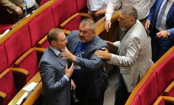 Депутаты Рады устроили очередную потасовку во время заседания