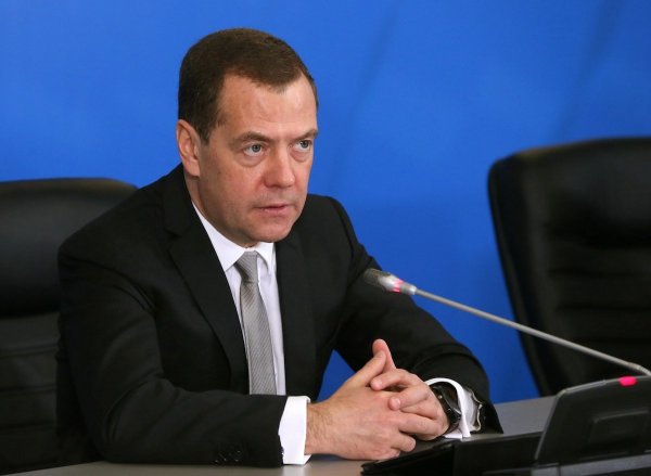 Медведев признал, что процессы в России регулируются «криво»