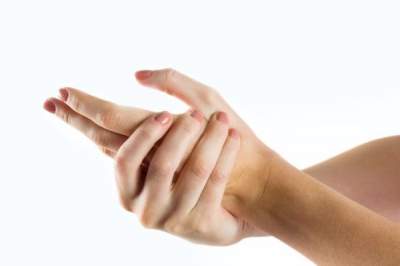 Несложные способы избавиться от трещин на коже рук