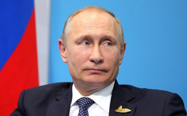 Не мог метаться: Путин рассказал, как писал рапорт об отставке
