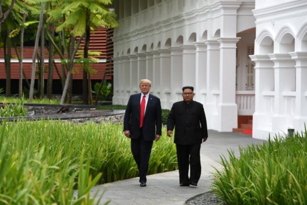 Трамп показал Ким Чен Ыну своего 