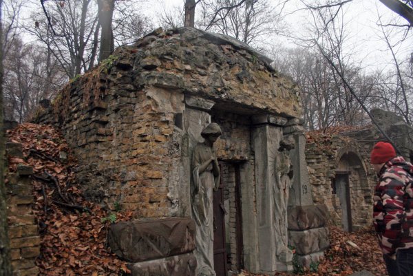 В Азове нашли старинный склеп с останками подростка