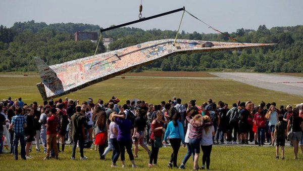 В США запустили 20-метровый бумажный самолетик
