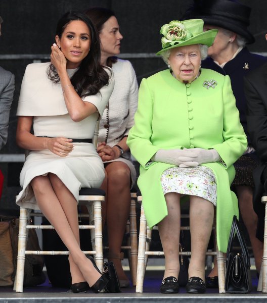 Королева Великобритании в зелёном наряде почтила память жертв пожара в Лондоне