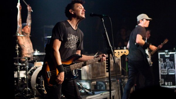Blink-182 переносят концерты из-за болезни барабанщика