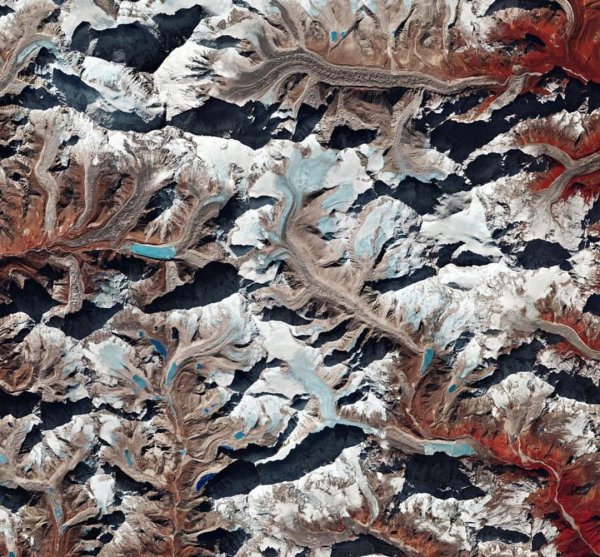 Учёные показали красоты горы Макалу со спутника
