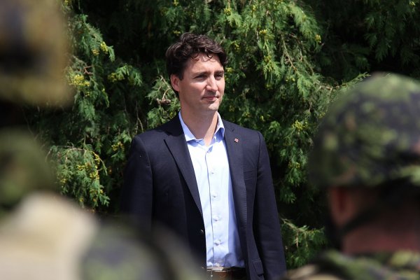 Премьер-министру Канады выписали штраф за очки